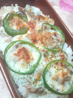 乗せて焼くだけ☆ツナのせごはんピザ-レシピのメイン写真
