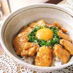 รูปของ 照り照り~♡柔らか胸肉とネギの甘辛丼♫