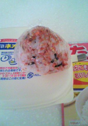 簡単!ふりかけおにぎりをランクup!!-レシピのメイン写真