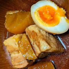 รูปของ 味しみ豚の角煮たまご