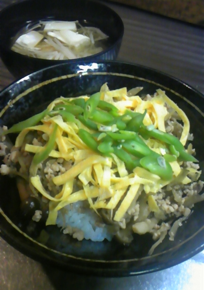 ごぼうとしめじのそぼろ丼-レシピのメイン写真