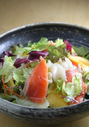柿と魚介のサラダ白バルサミコドレッシング-レシピのメイン写真