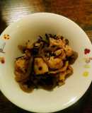 鶏モモ肉とレンコンのヒジキ炒め煮