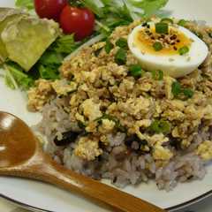 รูปของ 簡単・ヘルシー♪豆腐入り肉みそ丼