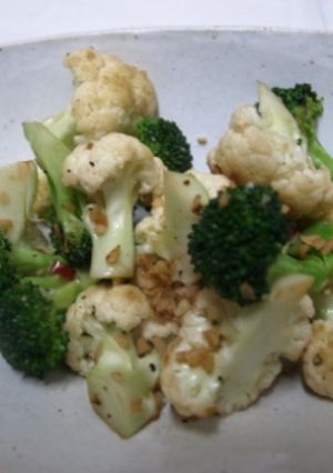 カリフラワーとブロッコリーのにんにく炒め-レシピのメイン写真
