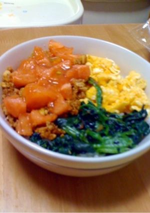 ピリ辛肉味噌で三色丼-レシピのメイン写真