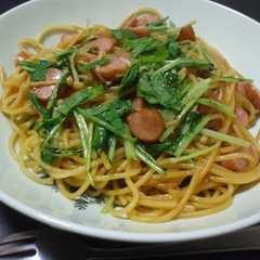 รูปของ 水菜とウインナーの簡単和風パスタ☆