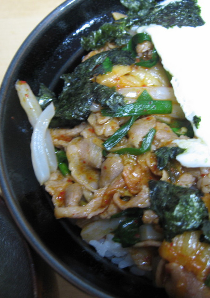 手抜きの豚キムチ丼　目玉焼きのっけ-レシピのメイン写真
