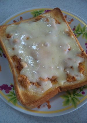 食べるラー油でツナトースト-レシピのメイン写真