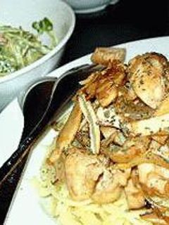 サラダも一緒に♪鶏とキノコのパスタ-レシピのメイン写真