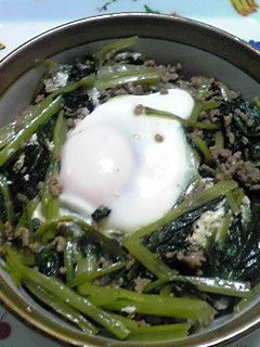 小松菜とひき肉の半熟卵のせ丼-レシピのメイン写真