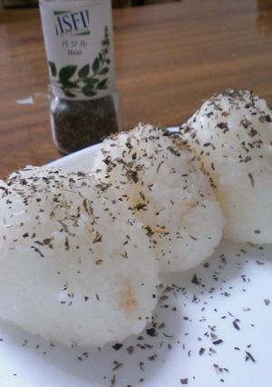 まるでゆかりご飯なバジルおにぎり-レシピのメイン写真