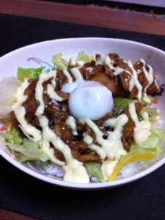 簡単!焼き豚温玉のせサラダ丼-レシピのメイン写真