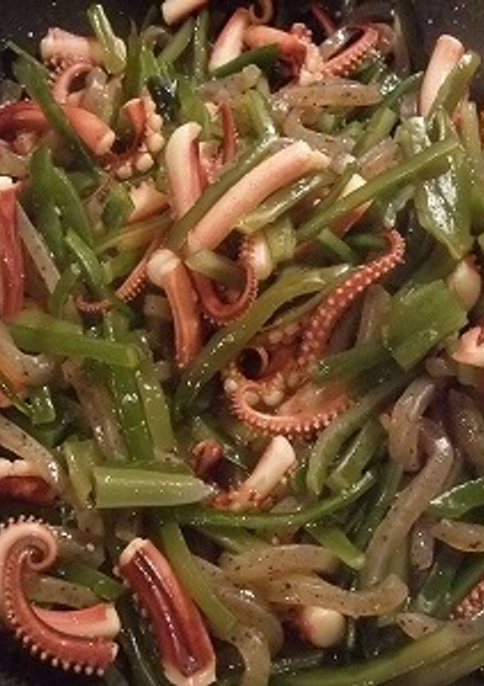 イカげそと茎わかめのにんにく炒め♪-レシピのメイン写真