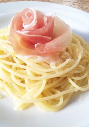 薔薇の花仕立て 生ハムのペペロンチーノ-レシピのメイン写真