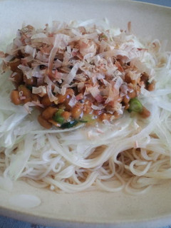納豆とラー油で野菜食べようつるるん素麺♪-レシピのメイン写真