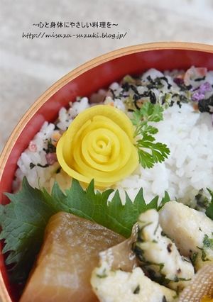 お弁当に〜♪たくあんでバラ飾り-レシピのメイン写真