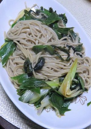 たっぷりネギとわかめのしょうゆ焼き蕎麦-レシピのメイン写真