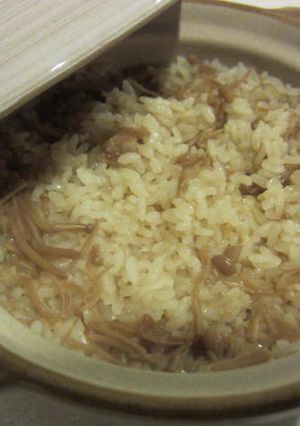 土鍋でグツグツ☆なめ茸炊き込みご飯-レシピのメイン写真