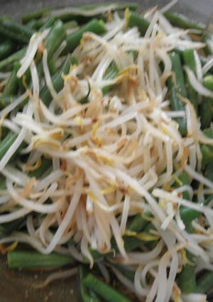 電子レンジでもやしといんげんの豆板醤合え-レシピのメイン写真
