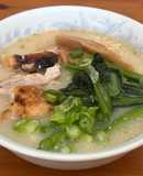簡単ランチ♡塩焼鶏と小松菜入りラーメン