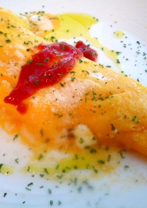 ちょっぴり華やかな朝のチーズオムレツ-レシピのメイン写真