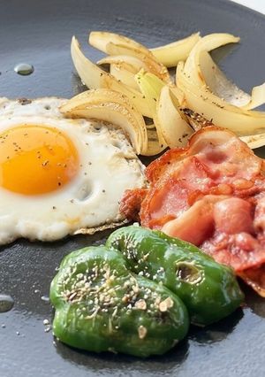 ベーコンエッグ ワンパンで キャンプ朝飯-レシピのメイン写真