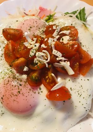 目玉焼きサラダのプチトマトッピング-レシピのメイン写真