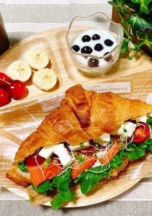 カフェ風💕クロワッサンサンド🥐🐟🍅🧀🌿-レシピのメイン写真