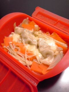 (ルクエ)餃子と野菜のチーズ蒸し-レシピのメイン写真