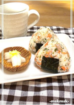鮭と大葉のおにぎり〜ごま油風味♬-レシピのメイン写真