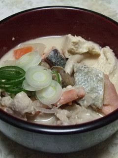 簡単!熱々鮭と豚肉の酒粕汁-レシピのメイン写真