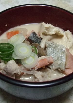 簡単!熱々鮭と豚肉の酒粕汁-レシピのメイン写真