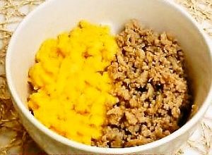 冷めても美味しい♪鶏そぼろ丼（二色丼）-レシピのメイン写真