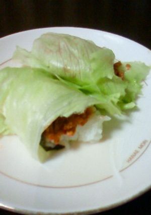 肉みそとご飯のレタス手巻き♪-レシピのメイン写真