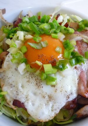 野菜もたっぷりベーコンエッグ丼-レシピのメイン写真