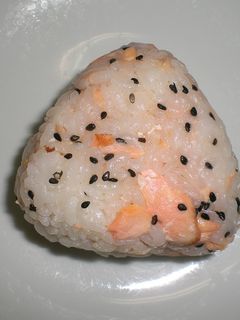 甘塩鮭とごましおのおにぎり-レシピのメイン写真