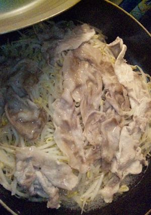 フライパンで豚肉ともやしの蒸し鍋-レシピのメイン写真