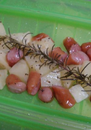ルクエでポテトとソーセージの香草蒸し-レシピのメイン写真
