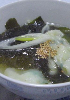 えびワンタン入りワカメスープ-レシピのメイン写真