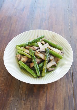 《副菜②》アスパラとエリンギのバター炒め-レシピのメイン写真