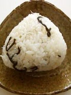 食欲そそる☆塩こんぶとしらすのおにぎり☆-レシピのメイン写真