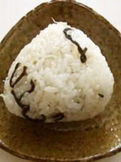 食欲そそる☆塩こんぶとしらすのおにぎり☆-レシピのメイン写真