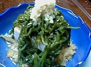 切って乗せるだけ♪あっさりめかぶ豆腐-レシピのメイン写真