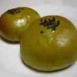 小豆の煮豆と餡入り抹茶アンパン