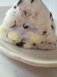 梅干のしそでおにぎり!-レシピのメイン写真