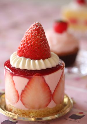 彩り綺麗! イチゴムースケーキ-レシピのメイン写真