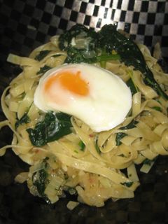 ☆酒盗とほうれん草のパスタ☆温玉のせ-レシピのメイン写真