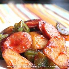 รูปของ ソーセージとじゃが芋のBBQ炒め
