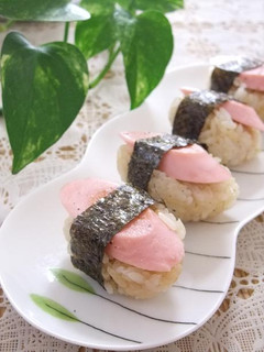 おさかなソーセージのおむすび♪*゜-レシピのメイン写真